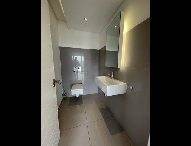 840M² BUILDING TO LET IN LAGOON BEACH